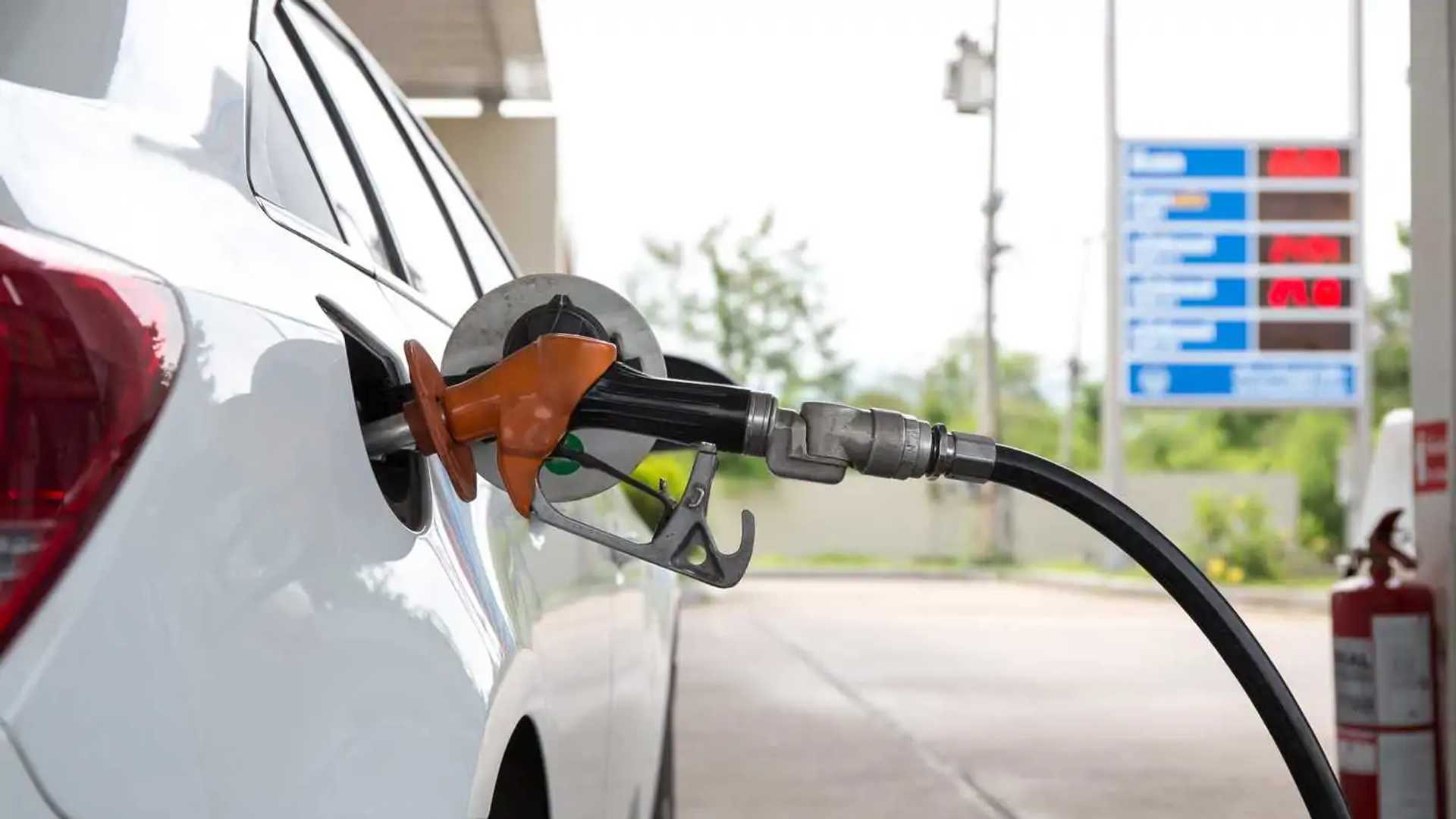 Gas Rebate Act Would Give Americans 100 Per Month When Gas Hits 4